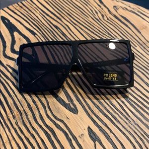 Black square oversized sunglasses
